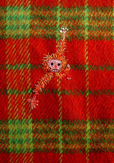 ”オリジナル刺しゅうイラスト画像。赤と緑のニットのチェック柄にテナガ猿の刺繍。”