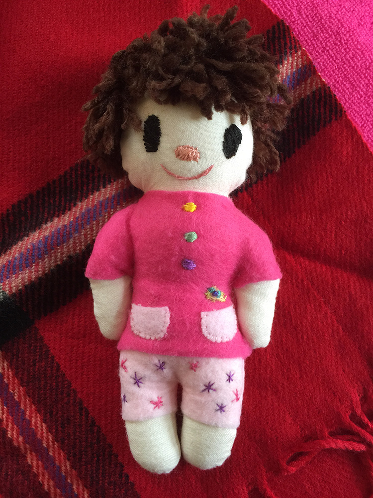 ”女の子の手作り布人形。オリジナルぬいぐるみ写真画像。”